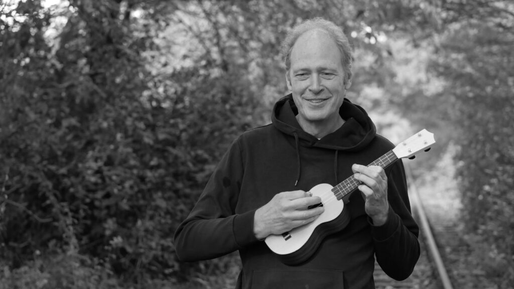 Jürgen Schwibs mit Gitarre in schwarz weiß